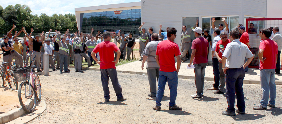 Trabalhadores aprovam em assembleia greve pelas correções dos cargos