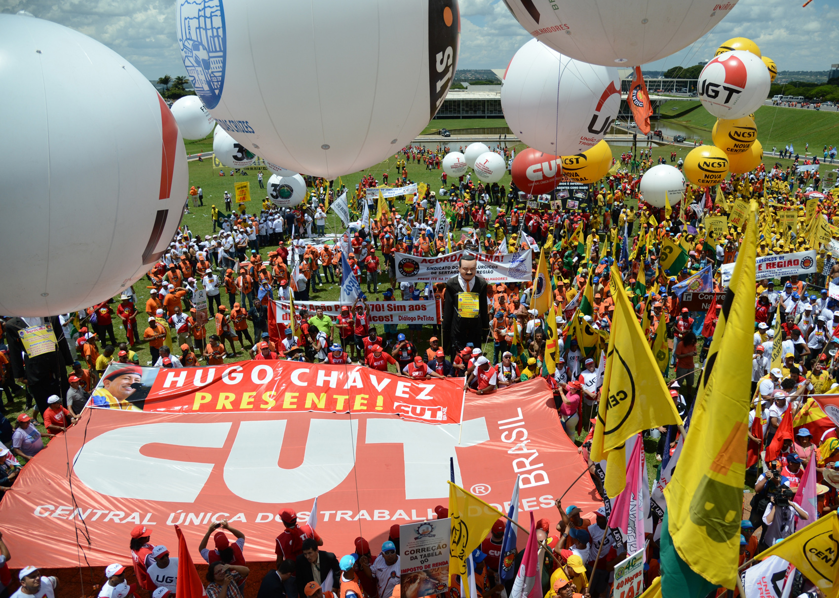 Marcha das centrais sindicais leva 50 mil trabalhadores a Brasília