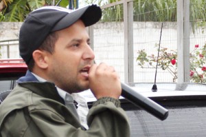O dirigente sindical Luciano da Silva - "Tremembé", fala aos trabalhadores durante o protesto