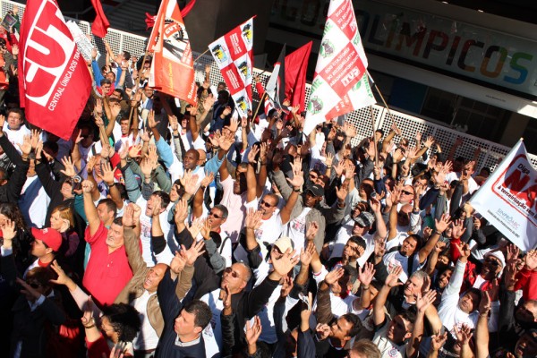 Mais de mil pessoas participaram do tradicional ato público na av. Paulista do lançamento da Campanha Salarial dos metalúrgicos da CUT