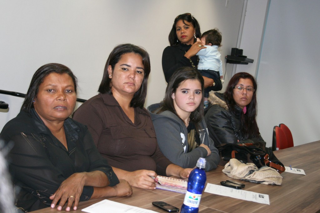 Maria (com o filho ao fundo) junto a outras sindicalistas em reunião da FEM-CUT, em SP (crédito Mídia Consulte)