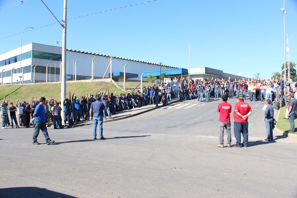 Trabalhadores aprovam proposta em assembleia; após protestos direção da empresa melhora metas de produção e valor da primeira parcela