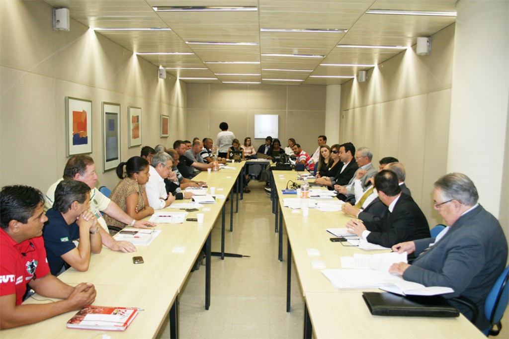 Dirigentes de Pinda: Francisco Sampaio, Marcio Fernandes e Renato Mamão participaram da reunião, na sede do Sinaees (Crédito Mídia Consulte)