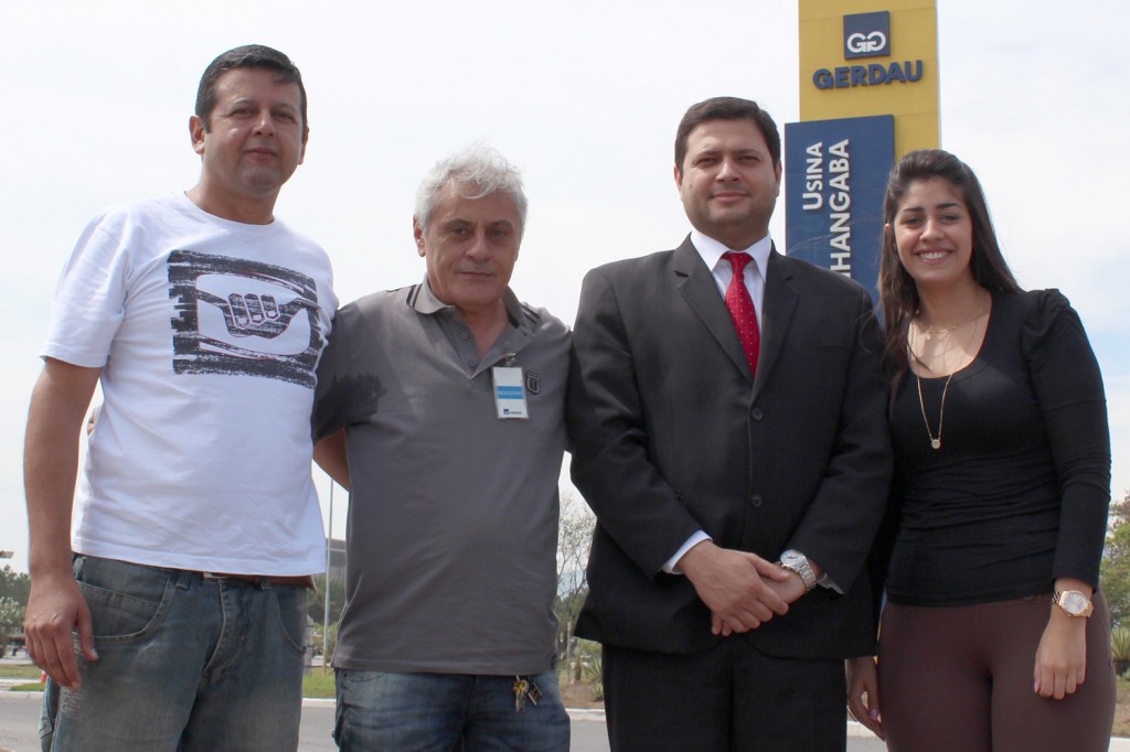 O dirigente sindical Marcos Prudente, o funcionário reintegrado Antonio Paulino, e os advogados Alison Montoani e Ana Luiza