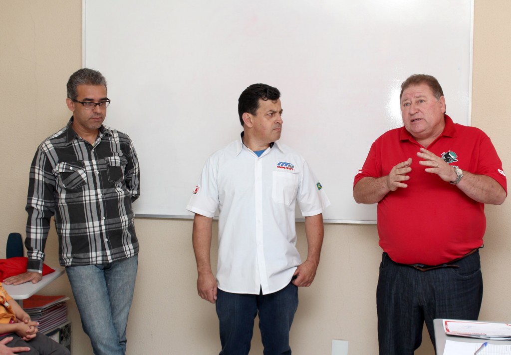 O instrutor Carlos Alberto de Souza, o secretário de Formação, Celso Antunes e o presidente Renato Mamão, durante formatura do curso na subsede de Moreira César