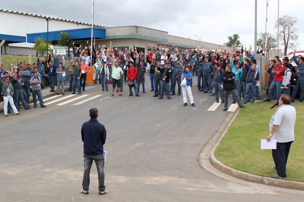 Trabalhadores aprovam proposta de abono conquistada após paralisação feita no sábado, dia 28