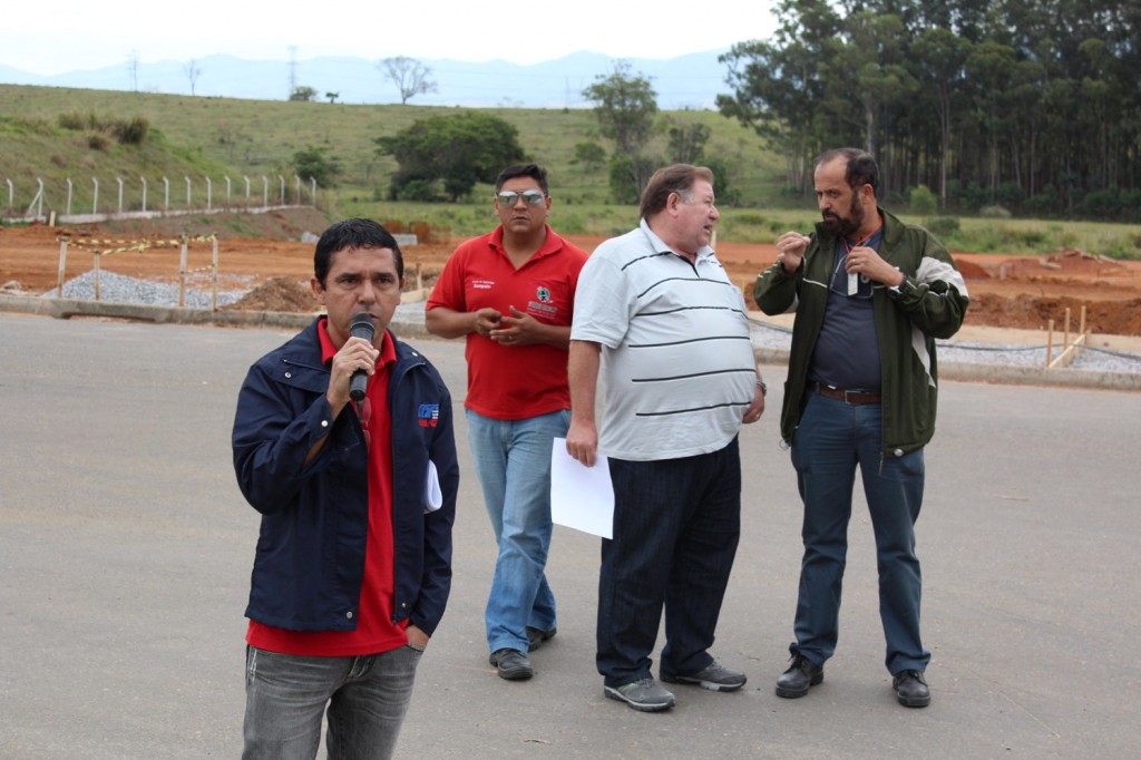 Ao microfone, o dirigente sindical José Ivanez - Gato, conversa com a categoria