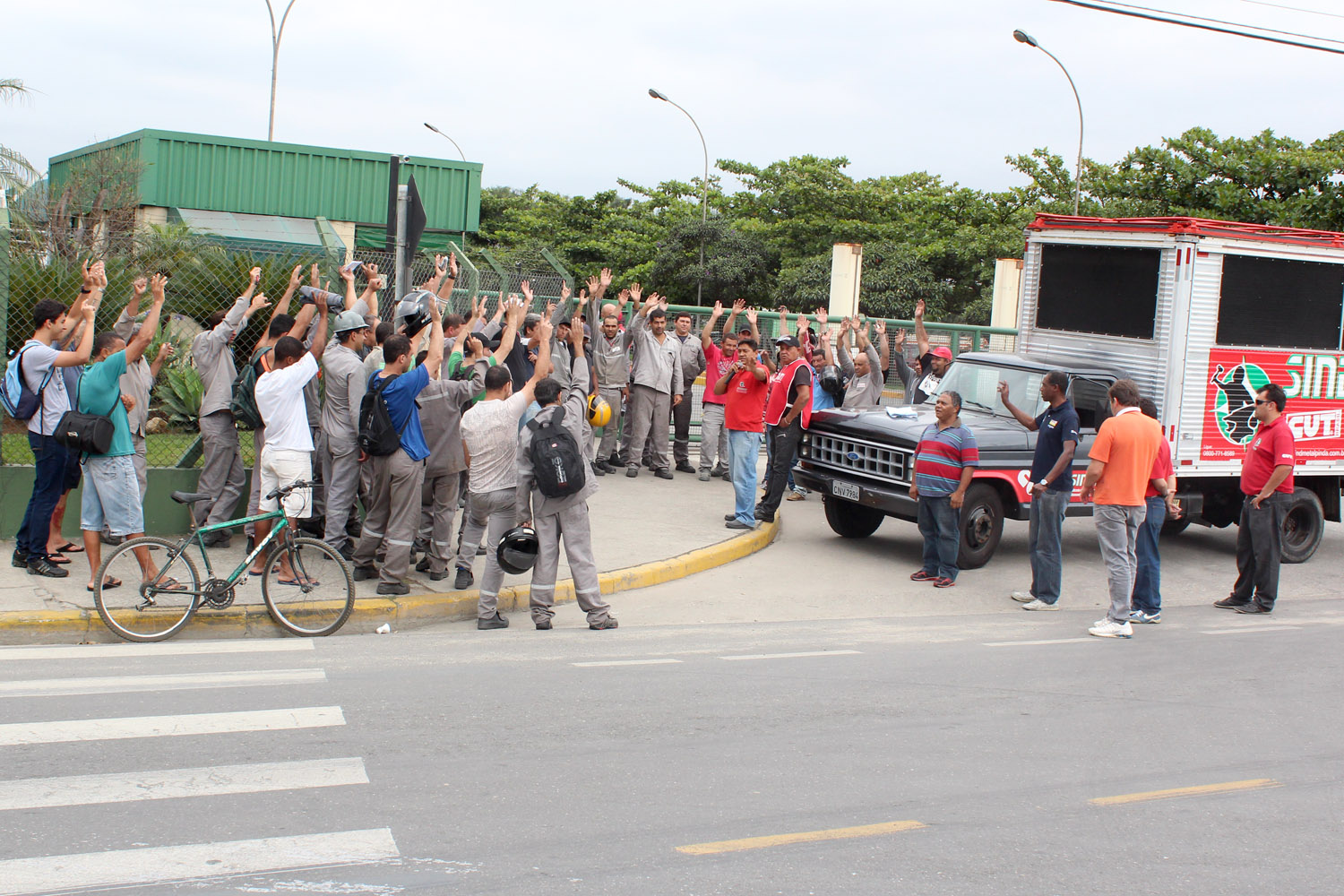 Trabalhadores da Latasa fazem protesto por abono e correção de salários