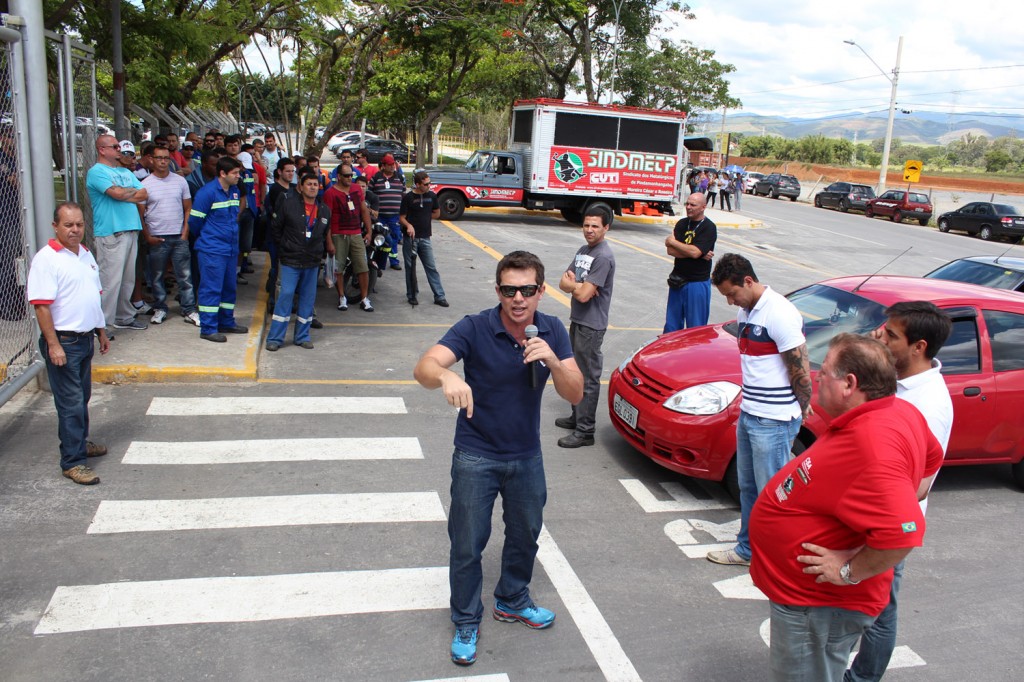 Direção do sindicato relata aos trabalhadores o ocorrido; ao microfone, o dirigente sindical Sérgio da Silva