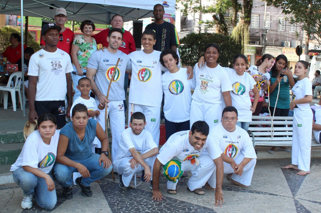 Dirigentes sindicais junto a diretores da Apae e alunos de capoeira do professor "Gemada"
