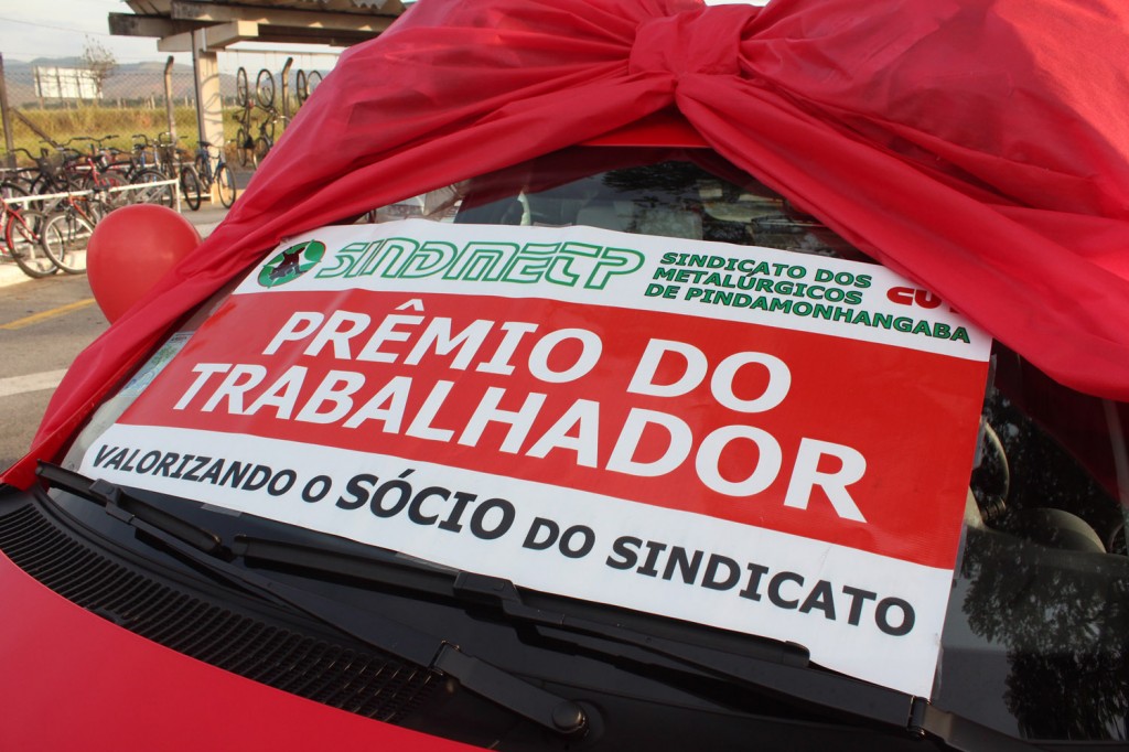 06.05.14 Dia do Trabalhador-Entrega do carro para o ganhador Alan de Oliveira-Confab Equipamentos_9254