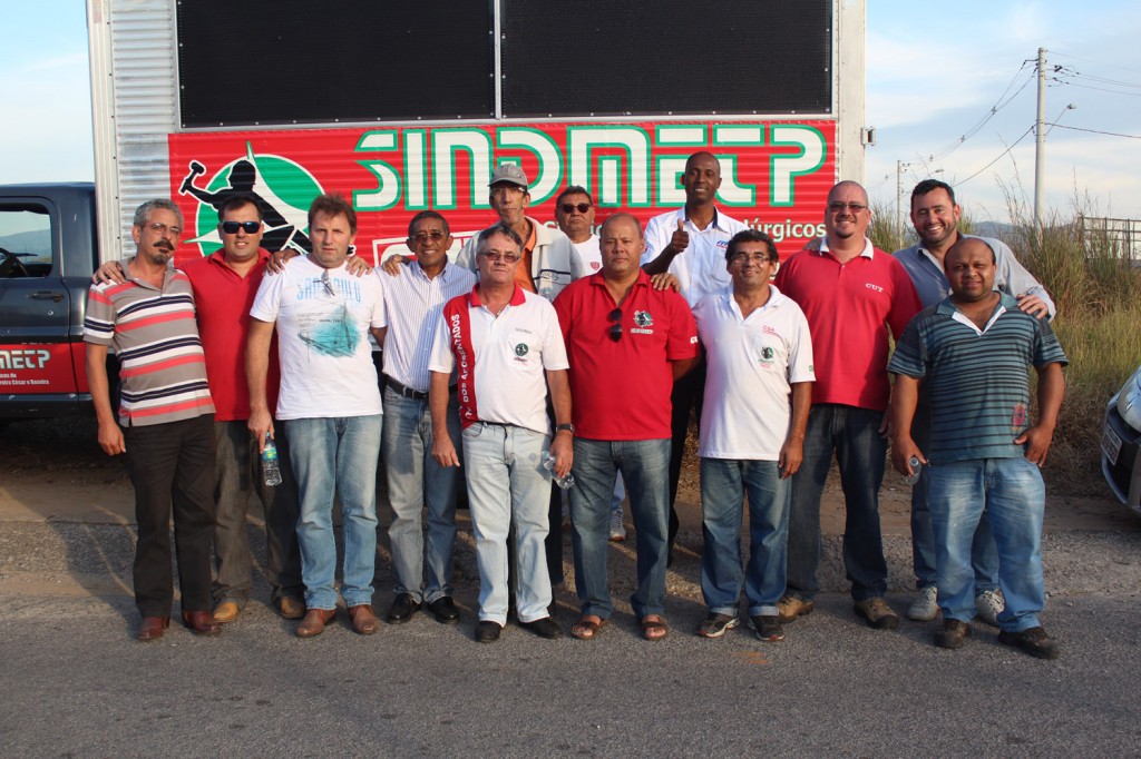 Direção do sindicato junto ao deputado Vicentinho do PT em frente à fábrica Confab Equipamentos