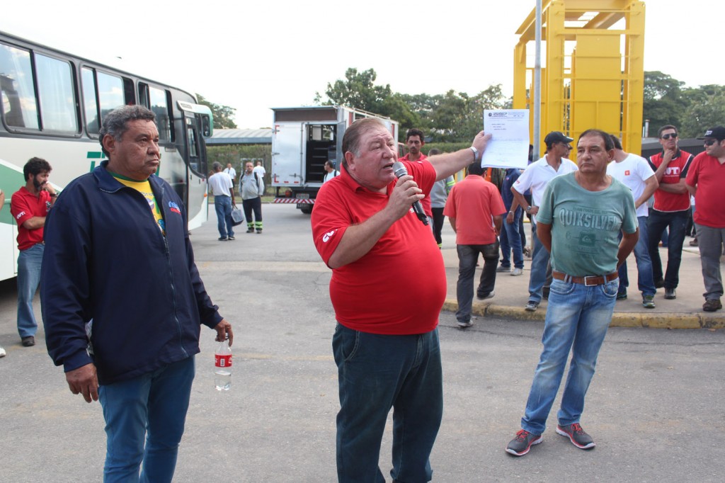 Presidente Mamão com comunicado de greve em mãos, entre os dirigentes Pentelho e Paulinho