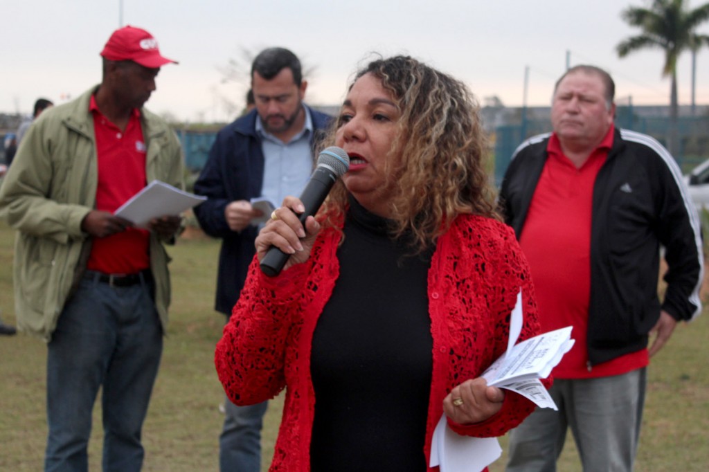 Ao microfone, a dirigente sindical Maria Madalena, que trabalha no administrativo da Gerdau; ao fundo, Irineu, Vela e Mamão