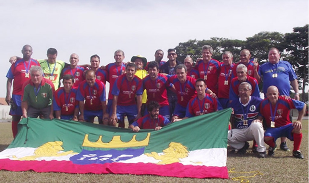 Time: Cal, Miguel, Roberto, Alemão e Mirinho, Leite, Luizinho Paiva, Rogério e Mané Paiva, Ju (Murici) e Pelé, junto a diretores do clube (Crédito: Chico de Paula/Portal R3)