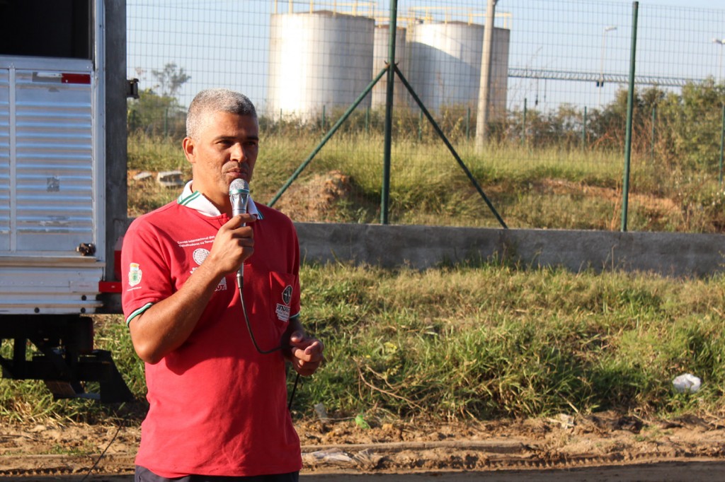 O dirigente sindical Célio da Silva, "Celinho", em frente à Oversound (Arquivo imprensa Sindmetalpinda)