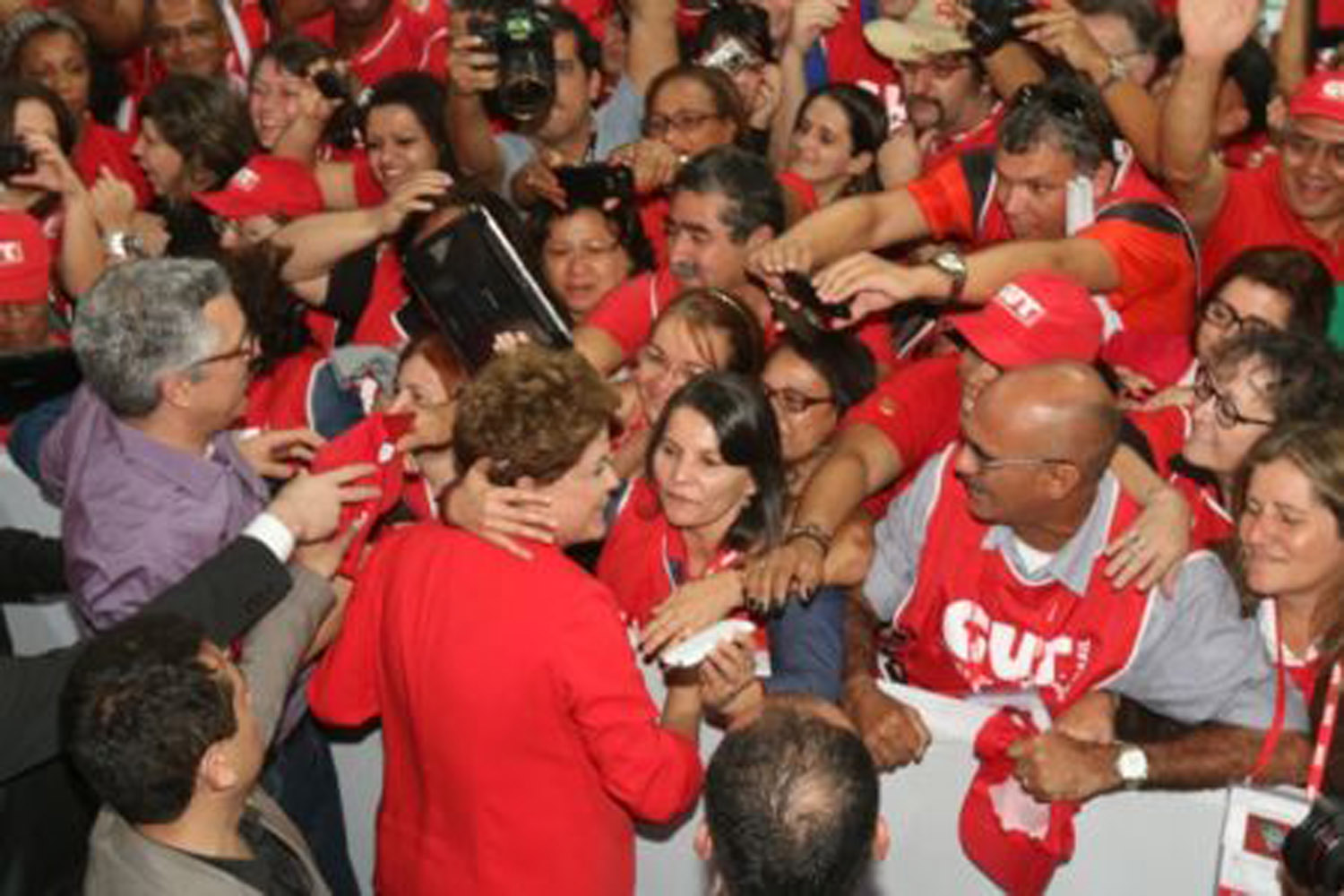 Dilma promete manter direitos trabalhistas e a valorização dos salários em seu segundo mandato