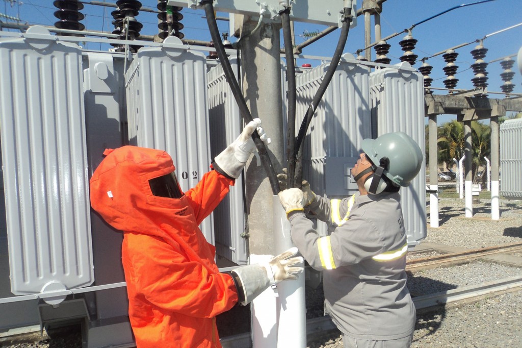 Trabalhadores acertam detalhes da energia da fábrica (Crédito Odirley Pereira)