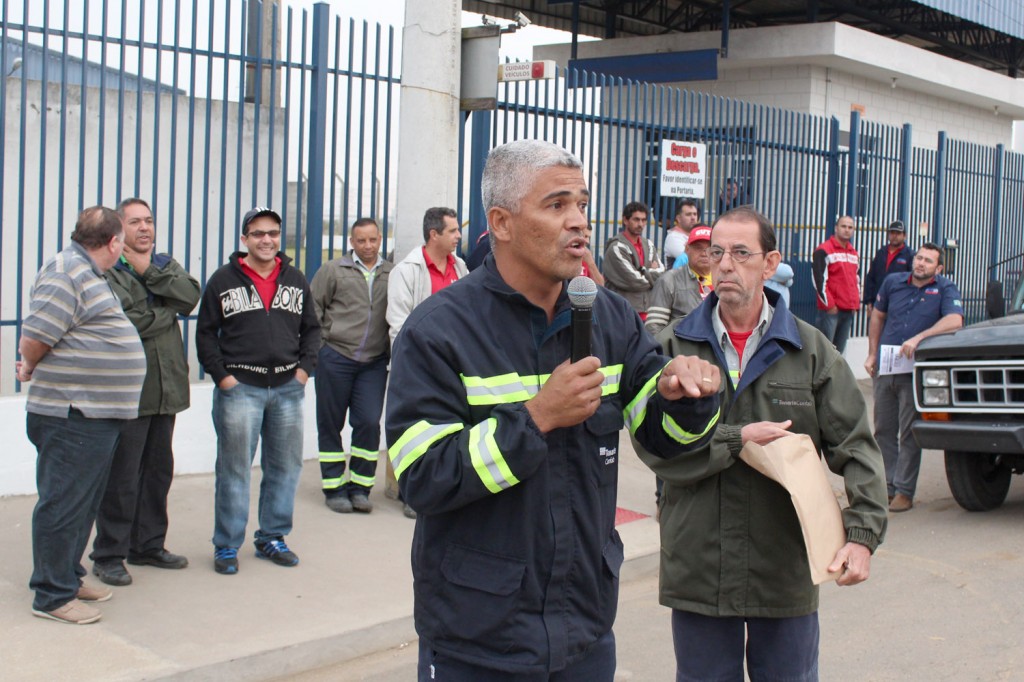 Ao microfone, o dirigente sindical Célio da Silva - Celinho, junto à direção do sindicato