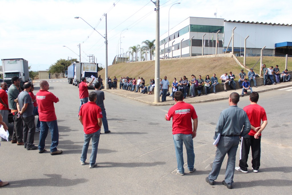 Trabalhadores atrasaram a entrada dos turnos em protesto por salários e melhorias no atendimento médico da empresa