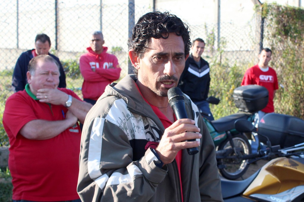 Ao microfone, o dirigente sindical na Tecn-Serv Carlos Cabral, o Carlão