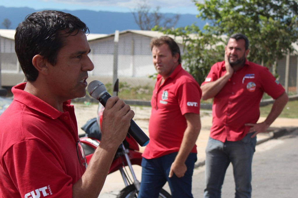 Ao microfone, José Ivanez - Gato; ao fundo Romeu e Vela, durante assembleia com a categoria