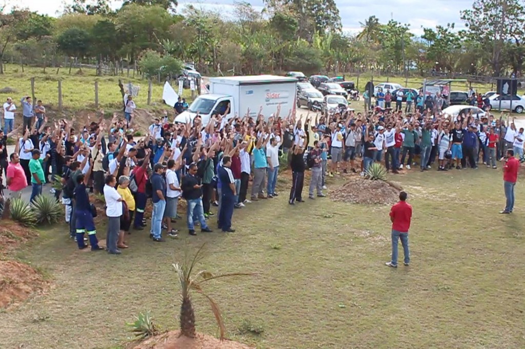 Em assembleia, trabalhadores do turno da tarde reafirmam posicionamento de greve