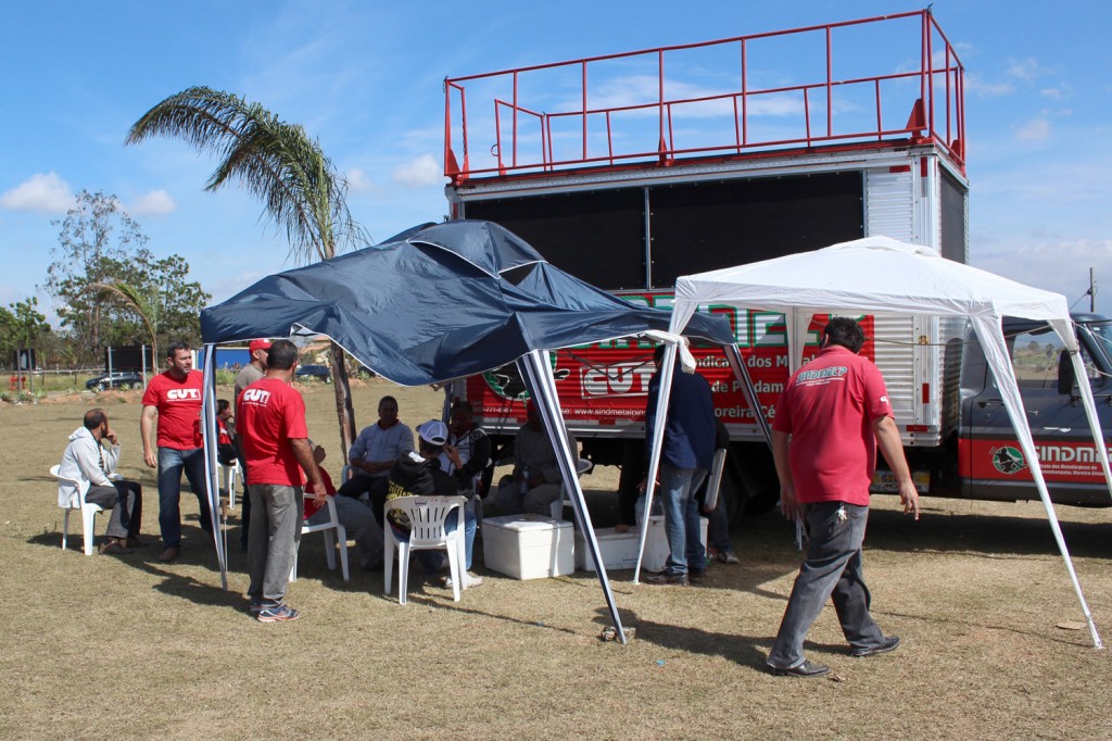 Desde sexta-feira, direção mantém acampamento 24 horas pelas várias portarias da fábrica; mesmo no domingo de eleição sindicalistas se revesaram para garantir sucesso do movimento