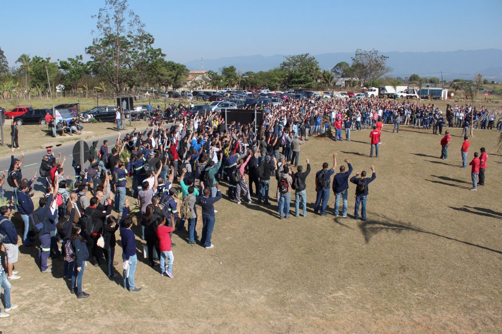 Trabalhadores aprovam em assembleia proposta de abono salarial, além de melhorias, na manhã dessa quarta-feira, dia 8