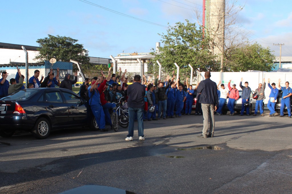 Após protestar contra proposta sem aumento real, abono baixo e parcelado, trabalhadores aprovam nova proposta por unanimidade