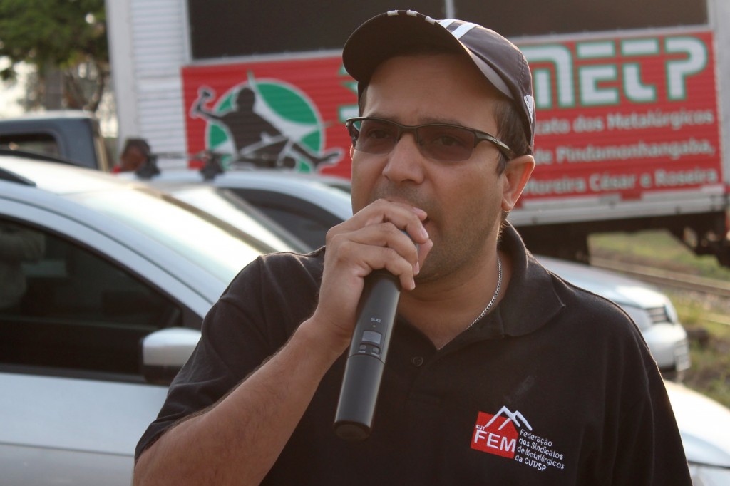 O sindicalista Luciano – Tremembé, que é membro da FEM-CUT, durante greve na Confab Equipamentos