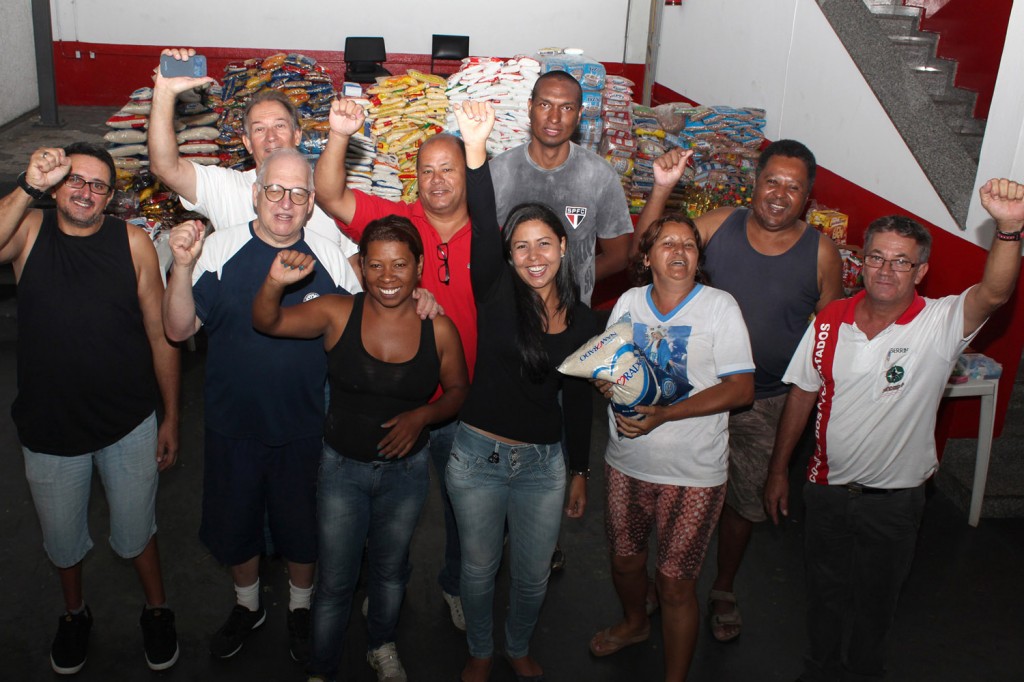 Voluntários do sindicato e das entidades Comunidade Nossa Senhora das Graças, Casa do Caminho e Lar de Velhos São Vicente de Paulo