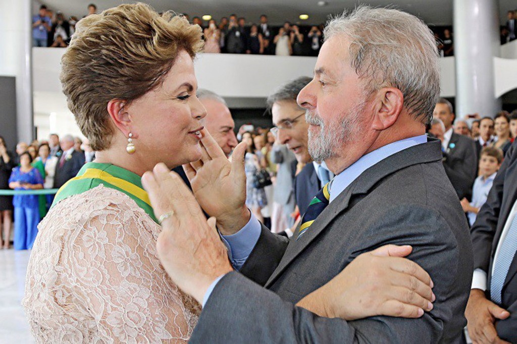 Ao chegar no Palácio do Planalto, Dilma coroou o evento com um grande abraço no ex-presidente Lula (Crédito: RICARDO STUCKERT/INSTITUTO LULA)