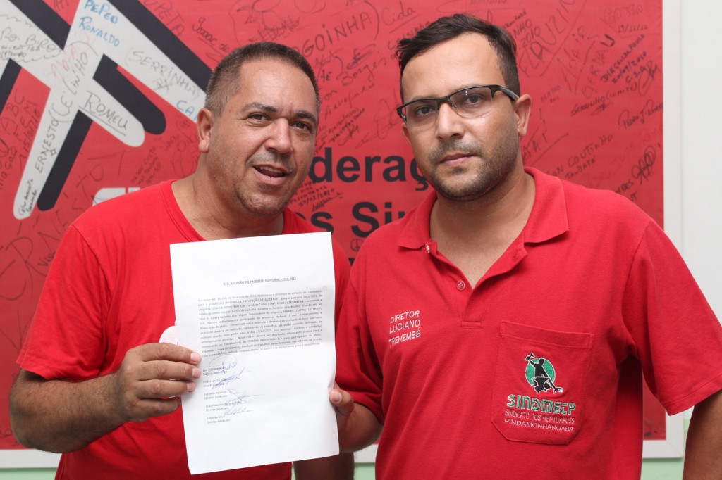 Os diretores João Flauzino e Luciano Tremembé mostram ata em que a eleição de Cipa foi cancelada e remarcada para dia 19
