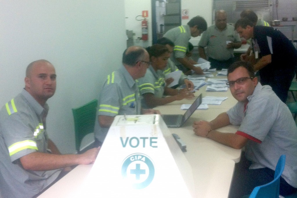 Direção de base do sindicato participou de todo o processo eleitoral; na foto, momento da apuração dos votos (Crédito Divulgação)