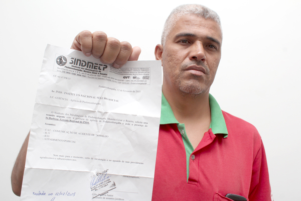 O secretário de Assuntos Jurídicos do sindicato, Célio da Silva - Celinho, mostra documento cobrando reunião