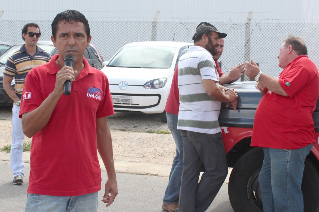 Ao microfone, o dirigente sindical José Ivanez - Gato