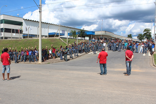 Trabalhadores da Bundy renovam jornada sem revezamento de turno