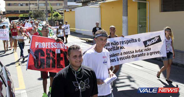Passeata com professores e também alunos em apoio à greve pela Campanha Salarial (Crédito: Saulo Fernandes - ValeNews)