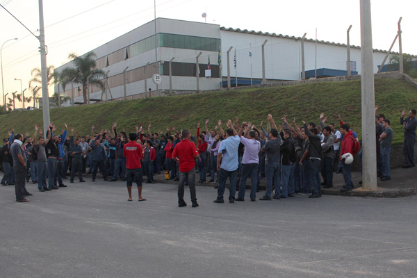 Trabalhadores aprovam em assembleia início da greve contra aumento no custo do convênio médico