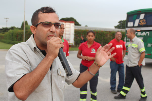 O dirigente sindical Luciano da Silva - Tremembé, junto a membros do comitê sindical de base