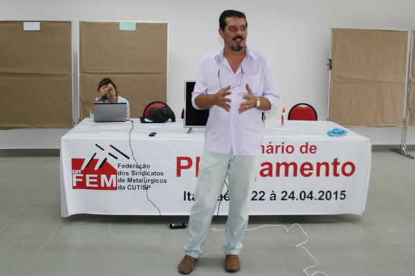 No destaque, Luizão e a economista da Subseção do Dieese na FEM-CNMCUT, Caroline Gonçalves (foto FEM-CUT/SP)