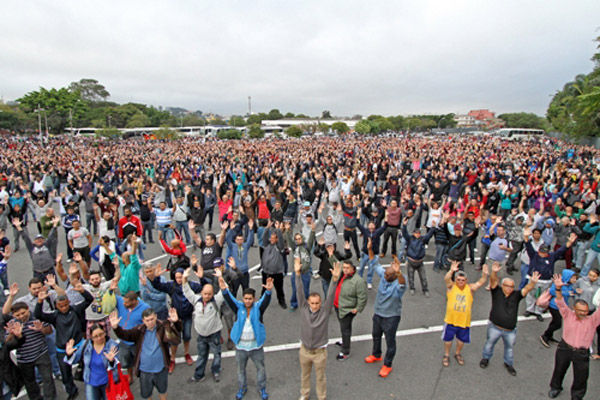 Em assembleia, trabalhadores na Mercedes decretaram estado de greve (foto Adonis Guerra)