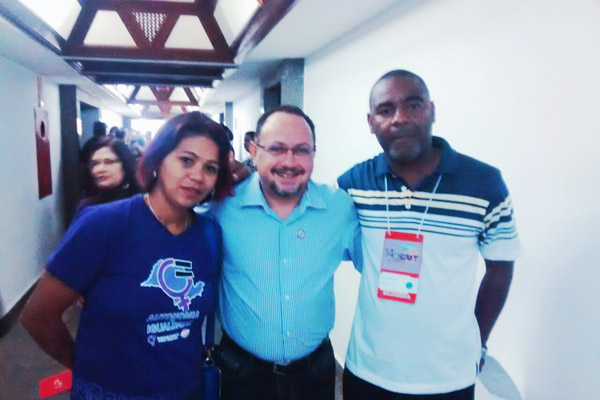 Ao centro, o novo presidente da CUT-SP, Douglas Izzo, junto aos dirigentes de Pinda no congresso, Maria Auxiliadora e Valdir Augusto (foto Divulgação)