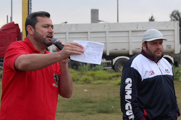 Ao microfone, o secretário geral Herivelto – Vela, junto ao dirigente sindical André Oliveira – Andrezão