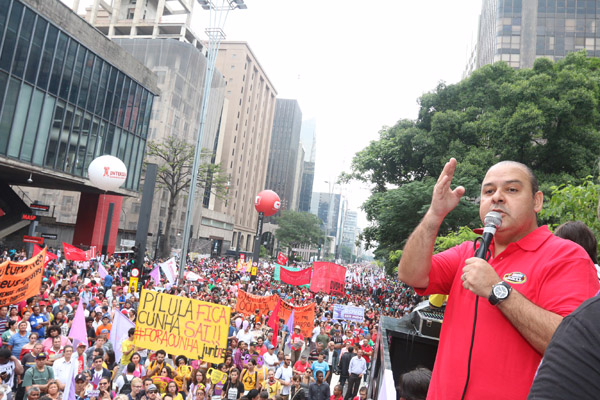 Vagner Freitas durante protesto na Avenida Paulista, pela Frente Povo Sem Medo, que uniu movimentos sociais na luta contra Cunha e ajuste fiscal (foto Roberto Parizotti)