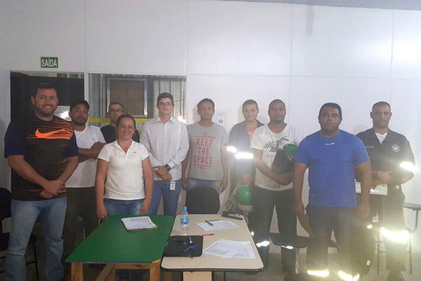 Herivelto Vela junto os novos membros da Cipa e equipe de segurança da fábrica (foto Divulgação)