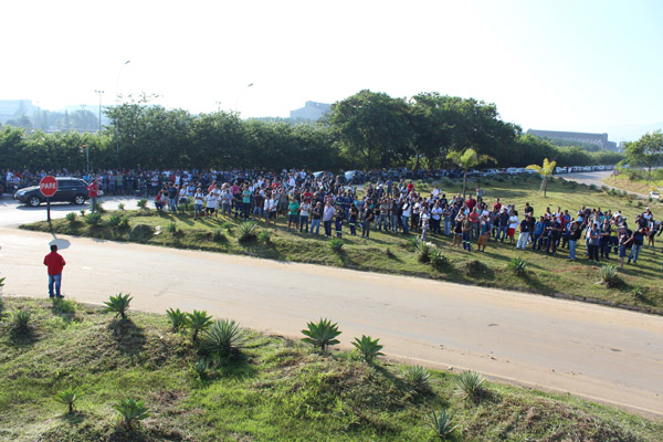 Trabalhadores atrasaram a entrada dos turnos em protesto aos abusos que vem sendo cometidos pela chefia no chão de fábrica