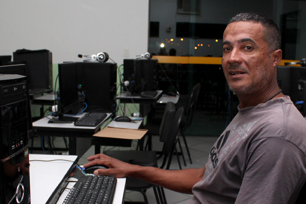 Marcelo Monteiro, trabalhou na Elfer, depois na Prazzo Engenharia - terceira dentro da Novelis - e está se qualificando para voltar ao mercado de trabalho