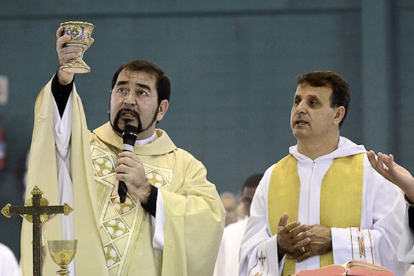 À esquerda, o padre Victor Hugo durante a festa de Corpus Christi do ano passado (Foto: Luis Claudio Antunes/PortalR3)